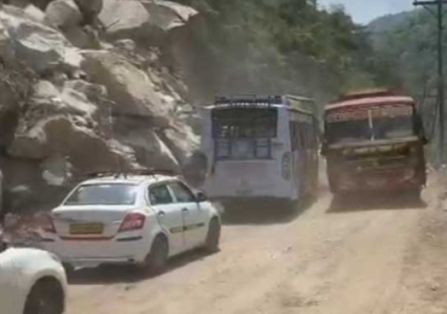 Chandigarh-Manali National Highway restored for two-way traffic for heavy vehicles near mile 6