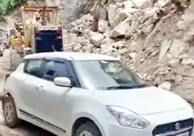 Traffic restored near seven miles on Mandi-Kullu NH after a week, 45 Lakhs Spent, blasted 32 Times in Three Days to Break Rocks