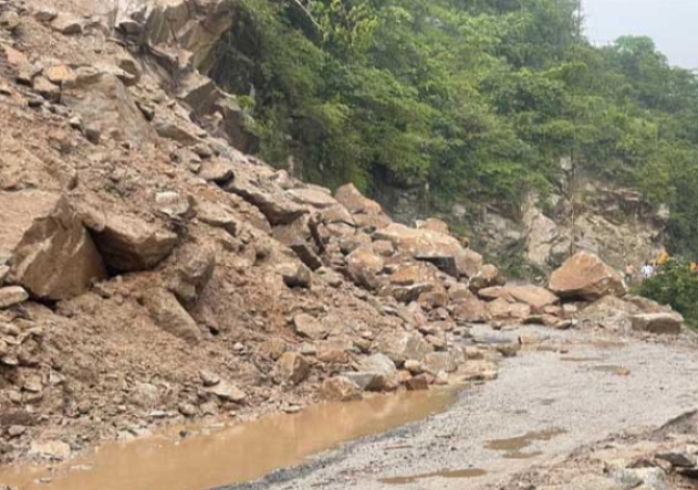 Chandigarh-Manali National Highway will be closed for two days near 6th mile in Mandi District, landslide again in the morning.