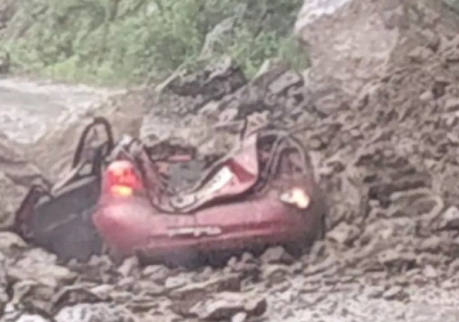 Vehicle damaged due to landslide in Shimla sub-division Rohru, three people survived; Girl trapped in debris in Chirgaon.