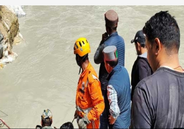 The pickup fell in the Sutlej river at night, there was no clue of the three missing; search operation continues.