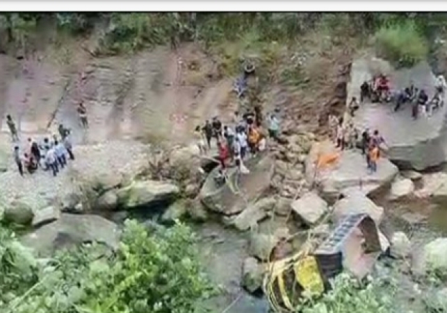 The driver died after a gravel-laden tipper fell into Makkan Khad, which flows in the border of Bilaspur and Hamirpur; while 2 others are injured.