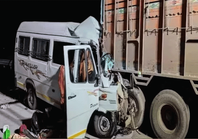 Maharashtra Tempo Traveler-Truck Accident Latest News Updates