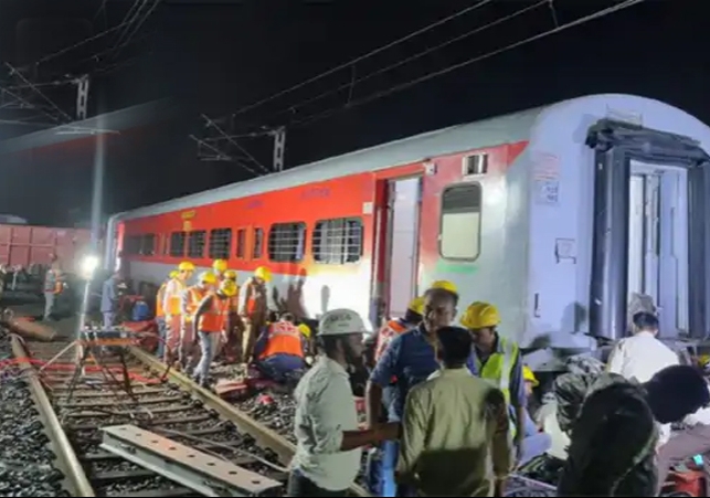 Passenger Train Collided With Goods Train in Maharashtra