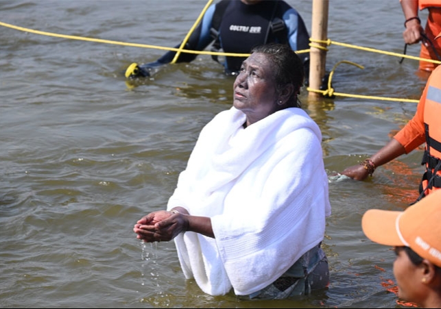 President Droupadi Murmu Takes Holy Dip at Triveni Sangam in MahaKumbh Prayagraj