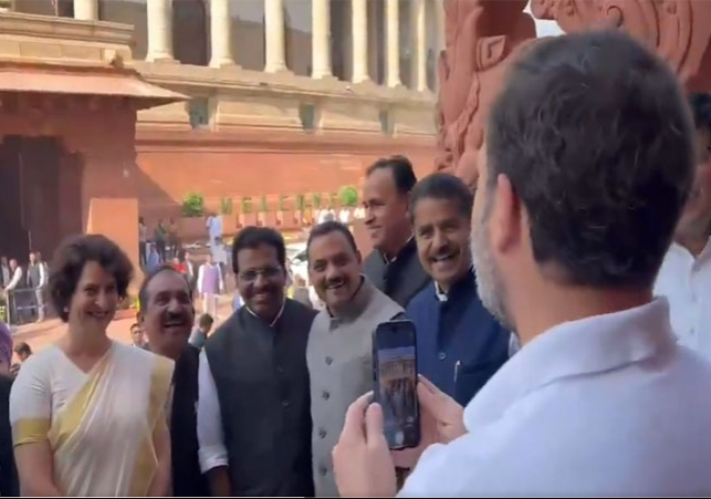 Rahul Gandhi Become Photographer For Sister Priyanka Gandhi Clicks Pictures