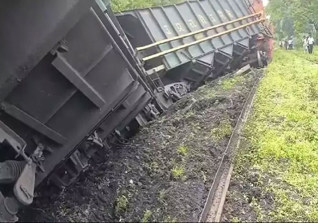 UP Goods Train Accident Carrying Coal Wagon Derailed Sonbhadra News