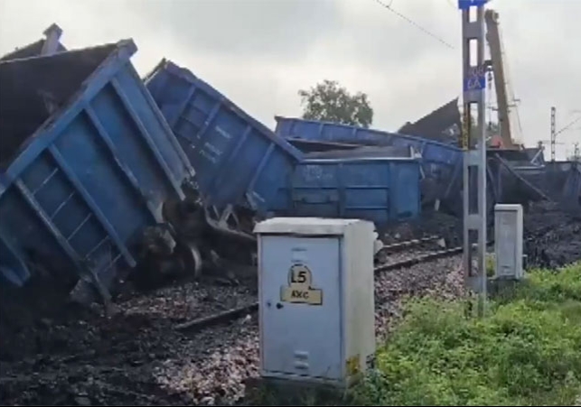 Uttar Pradesh Mathura Goods Train 25 Coaches Derailed Many Trains Diverted