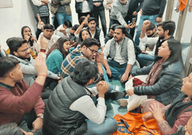 Students locked the dean's office of Delhi University