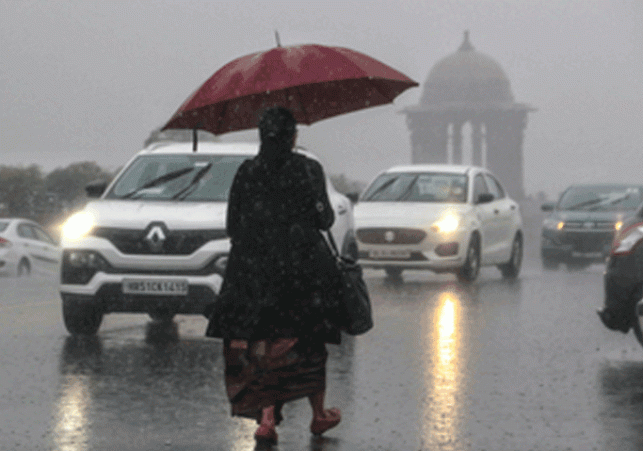 Record breaking rain in Delhi brought down the temperature by 10 degrees