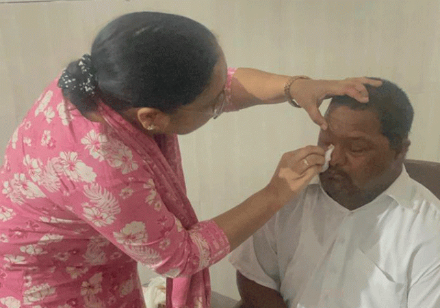 Cabinet Minister Dr. Baljeet Kaur operated on the patient's right eye