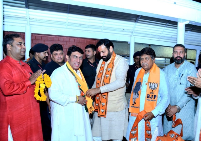 AAP's senior leader Yogeshwar Sharma joined BJP