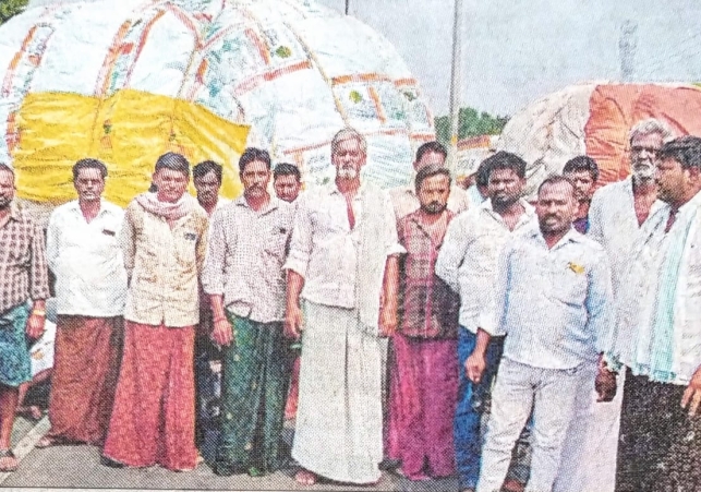 Cotton farmers took to the streets demanding support price