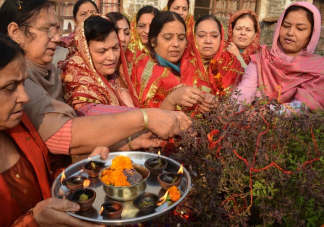 हर साल कार्तिक माह के शुक्ल पक्ष की द्वितीया तिथि को तुलसी माता का भगवान शालिग्राम के साथ विवाह किया जाता है। 