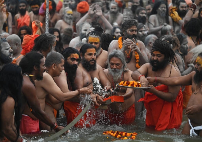 महाकुंभ के विशाल पैमाने का मतलब है कि त्यौहार का हर पहलू आर्थिक गतिविधि में योगदान देता है। 