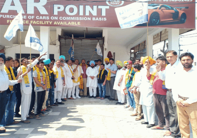 A large number of people of Jalandhar constituency held the broom of Aam Aadmi Party