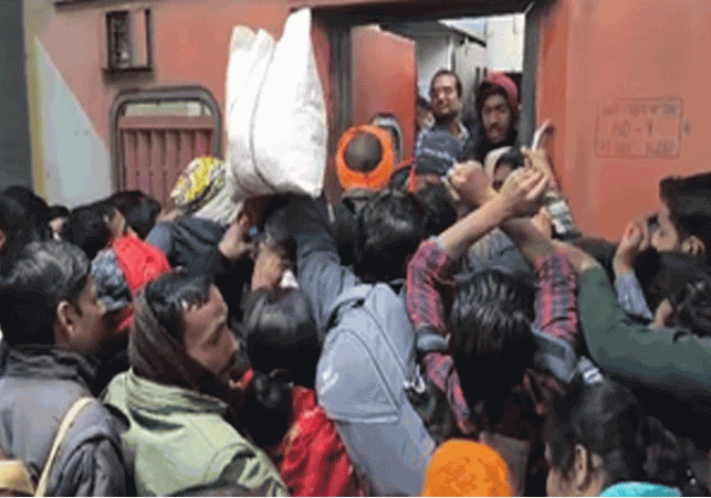 Crowds gathered in trains to go to Maha Kumbh on Mauni Amavasya