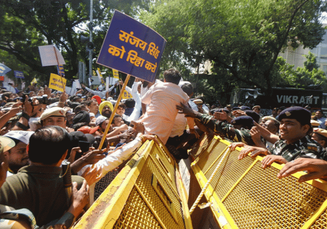 AAP workers tried to break the police barricade