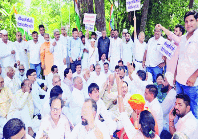 Congress held a strong demonstration demanding the removal of SEBI chief from the post