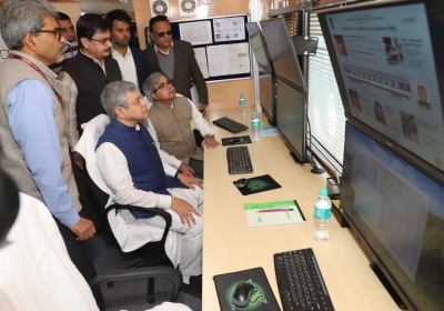 Shri Ashwini Vaishnav inspects Integrated Track Monitoring System