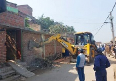 जहरीली शराबकांड की मास्टर माईंड सुनीता मैडम सहित 19 शराब माफियाओं के घर चले बुल्डोजर