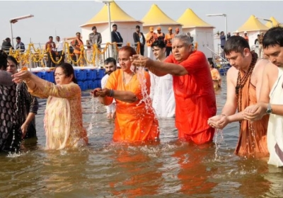 Vice President Jagdeep Dhankar took a dip in Sangam