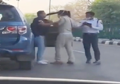 Chandigarh traffic policeman and car driver scuffle Video 