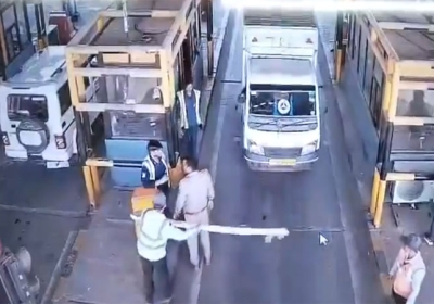 Greater Noida Toll Plaza Daroga Assault Toll Workers Video Viral