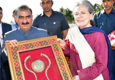 Sonia Gandhi and Priyanka Gandhi reached Shimla to remove Karnataka election fatigue