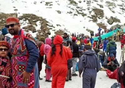 Tourists gathered in Koksar