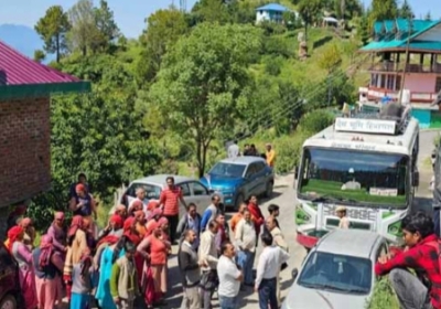 The anger of the villagers erupted over the change of Chowki Dalash bus route, jammed