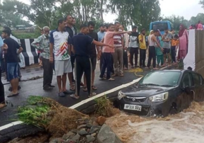 Alto car drowned in Daghol of Ghumarwin, people protested against the administration, blocked the way