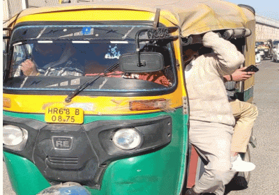 Traffic police curbed the arbitrariness of overloaded auto drivers