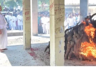 मुलायम सिंह यादव की पत्नी साधना गुप्ता का पार्थिव देह पंचतत्व में विलीन, बेटे प्रतीक ने दी मुखाग्नि