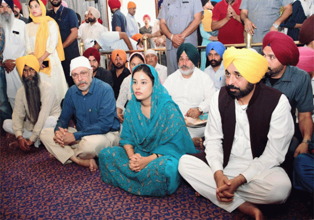 Chief Minister bows down at Gurudwara Dukh Nivaran Sahib, Patiala on the auspicious day of Baisakhi