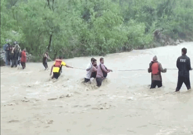 10 youth trapped in an island near Guchupani, SDRF rescued due to strong current