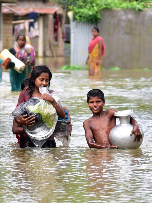 असम में बाढ़ से बिगड़े हालात