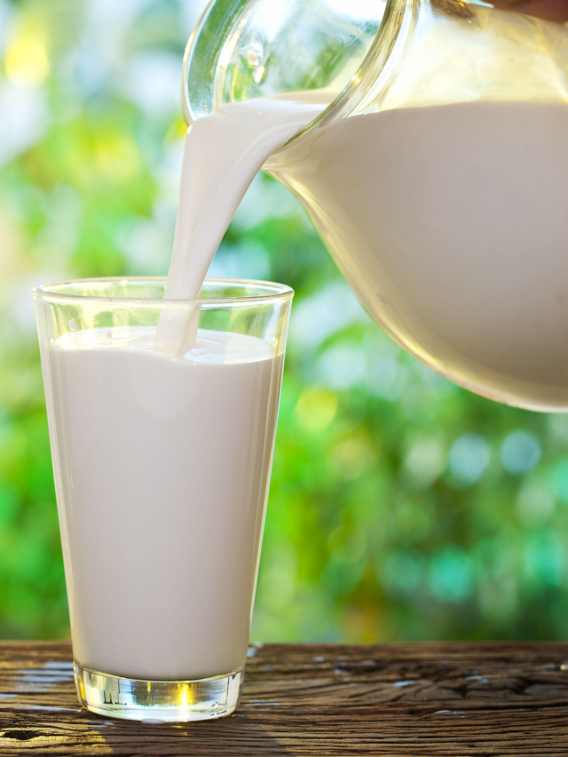 सुबह के समय खाली पेट दूध पीना फायदेमंद है या नुकसानदायक?